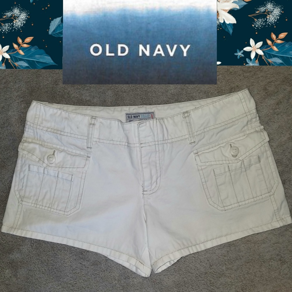 Lots of Leg White Short Shorts TRENDING SPRING 8 - Picture 5 of 7